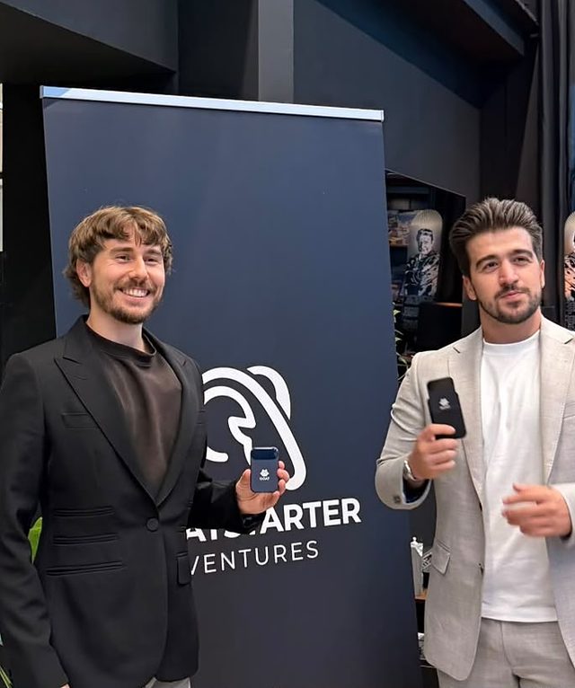 Esad Kılıç ve Burhan Kocabıyık, GOATSTARTER standının önünde